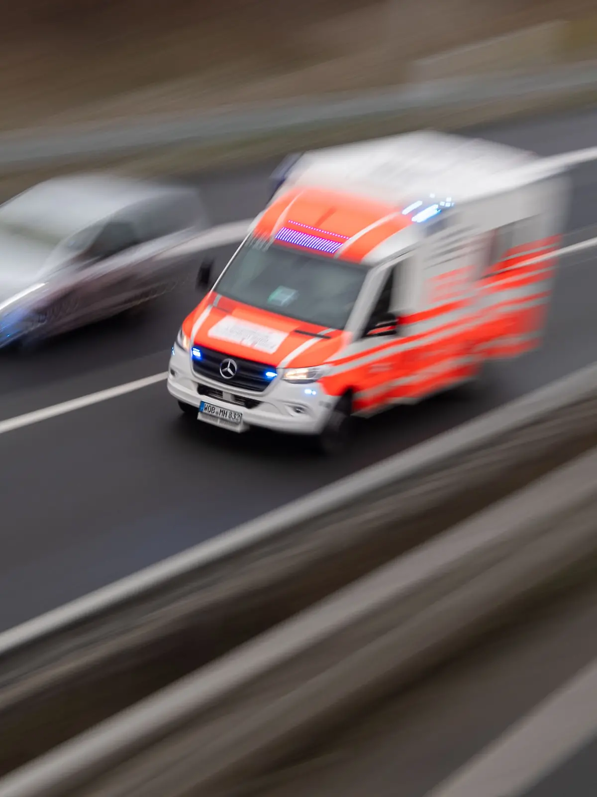Rettungswageneinsatz auf der Autobahn (Symbolfoto) 