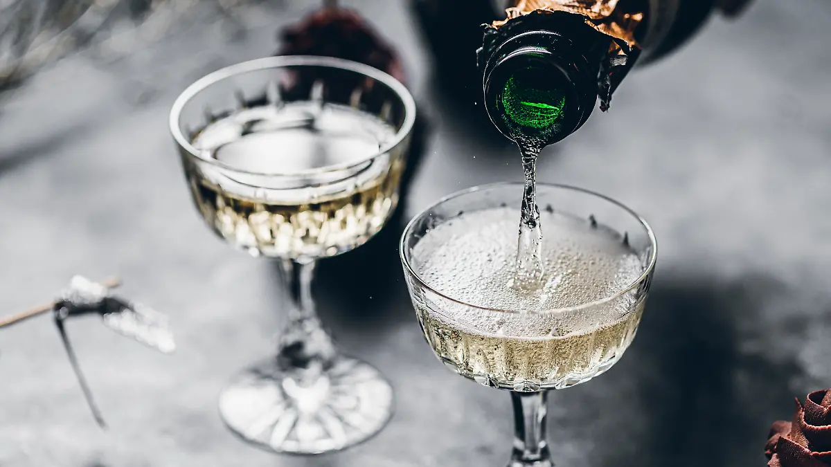 Discounter-Champagner für Silvester im Glas.
