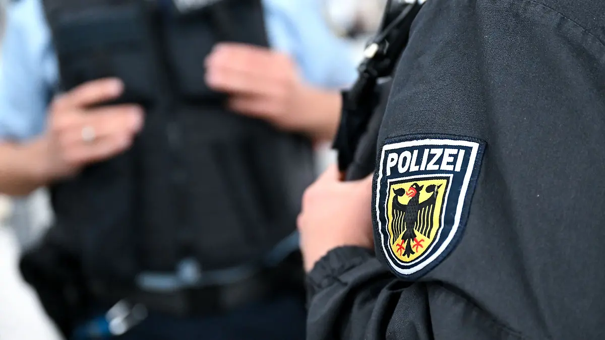 An einem Bahnhof in Köln soll eine Frau eine andere Frau in das Gleisbett geschubst und schwer verletzt haben. (Symbolbild)