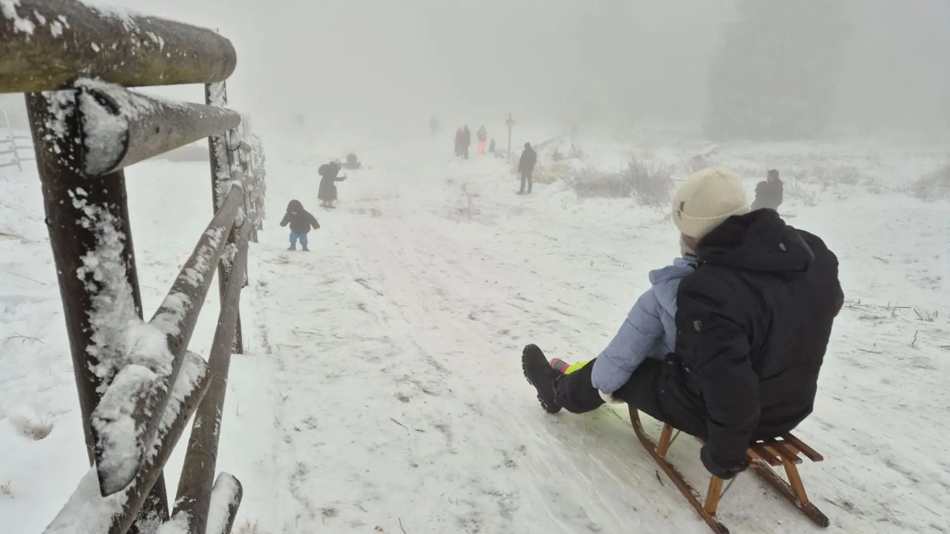 Schnee und Schlittenfahren - so macht die Winter-Weihnachtszeit besonders viel Spaß!