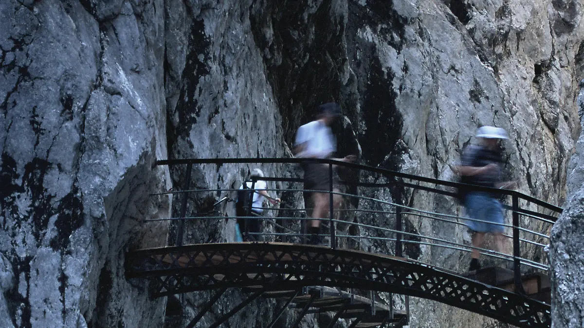 Eine kleine Brücke überspannt die Höllentalklamm bei Garmisch-Partenkirchen in Bayern, aufgenommen im Sommer 2002. Foto: Florian Breier