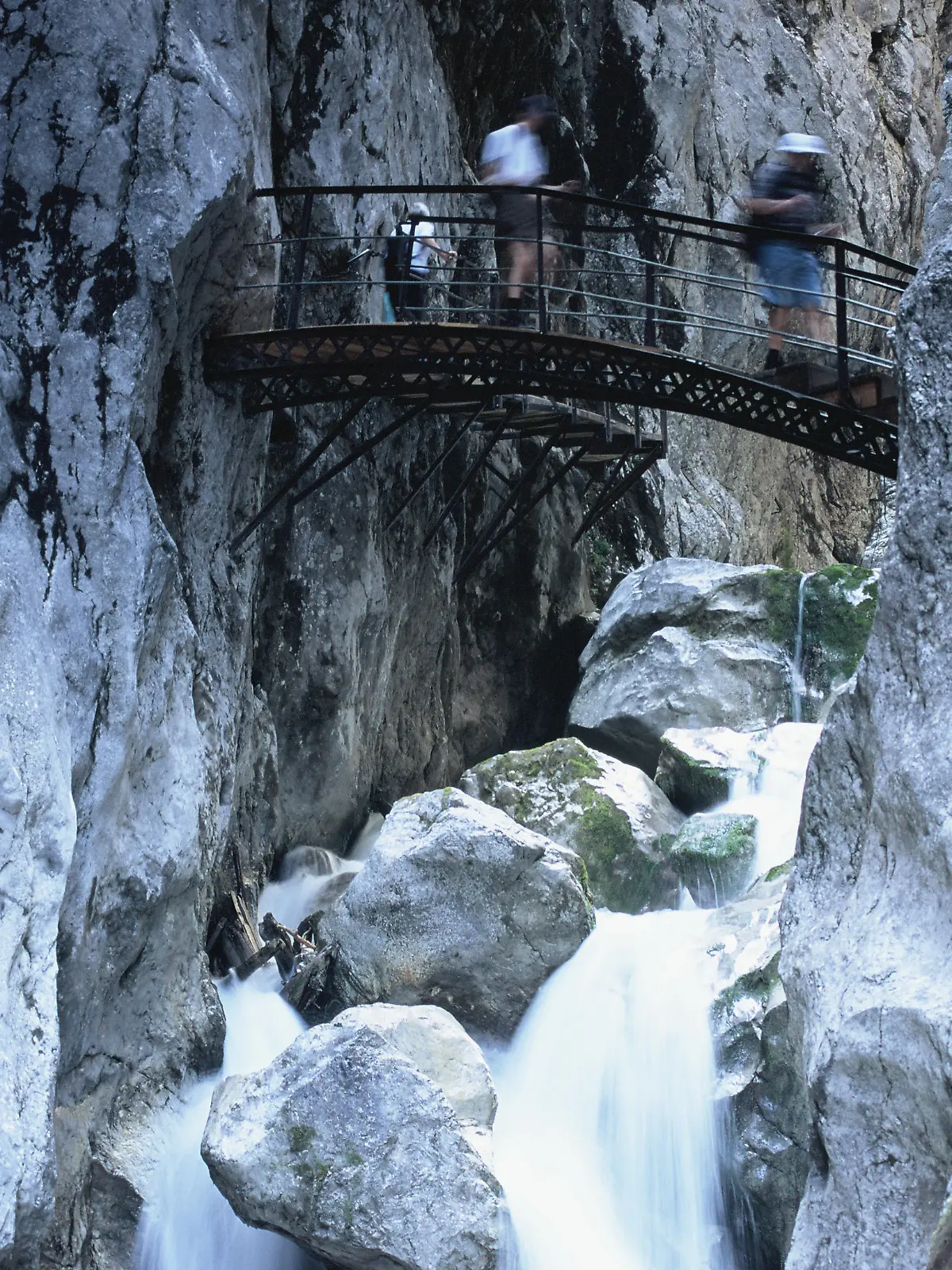 Eine kleine Brücke überspannt die Höllentalklamm bei Garmisch-Partenkirchen in Bayern, aufgenommen im Sommer 2002. Foto: Florian Breier