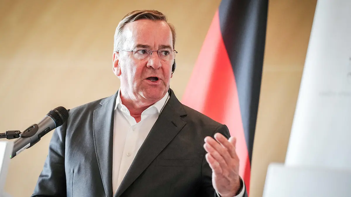 26.06.2023, Litauen, Vilnius: Boris Pistorius (SPD), Bundesminister der Verteidigung, gibt auf dem Flughafen in Vilnius eine Pressekonferenz. In drei Wochen findet in der litauischen Hauptstadt der Nato-Gipfel statt. Foto: Kay Nietfeld/dpa +++ dpa-Bildfunk +++