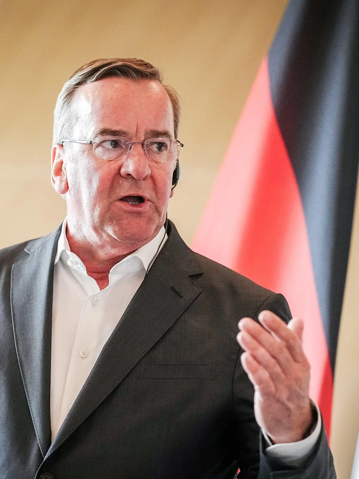26.06.2023, Litauen, Vilnius: Boris Pistorius (SPD), Bundesminister der Verteidigung, gibt auf dem Flughafen in Vilnius eine Pressekonferenz. In drei Wochen findet in der litauischen Hauptstadt der Nato-Gipfel statt. Foto: Kay Nietfeld/dpa +++ dpa-Bildfunk +++
