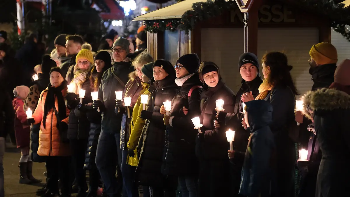 «Lichter für eine weltoffene Stadt» – mit Kerzen in der Hand positionieren sich in Magdeburg Hunderte gegen rechte Vereinnahmung.