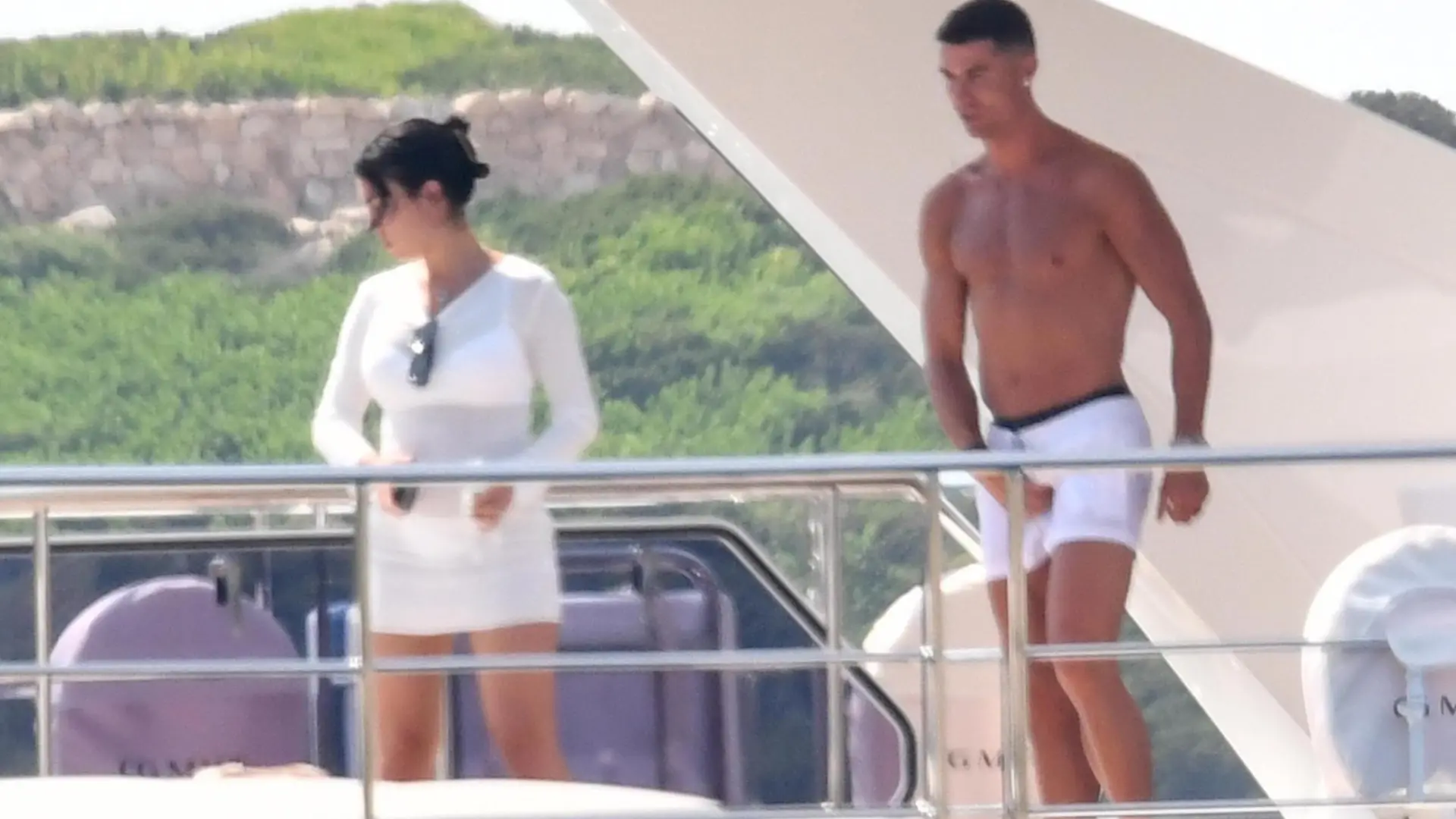 SONDERKONDITIONEN: MINDESTHONORAR: BGUK_2672868 - *EXCLUSIVE* SARDINIA, ITALY - Portuguese football star Cristiano Ronaldo along with his girlfriend Georgina Rodriguez and their children enjoy a family day aboard a yacht with friends in Sardinia
Pictured: Cristiano Ronaldo - Georgina Rodriguez
BACKGRID UK 25 JUNE 2023 
BYLINE MUST READ: Cobra Team / BACKGRID


