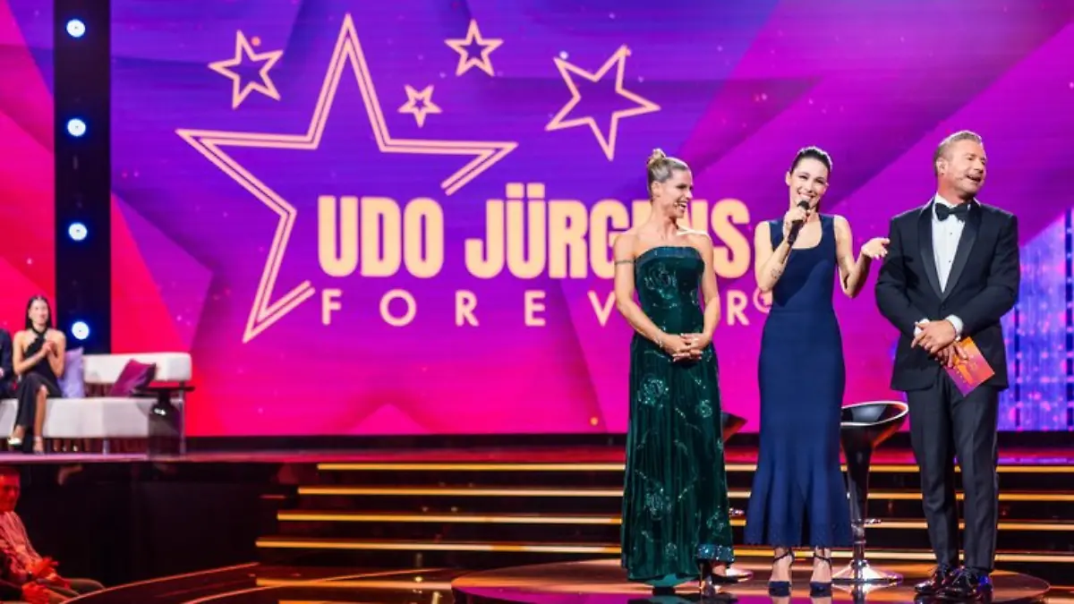 Michelle Hunziker, ihre Tochter Aurora Ramazzotti (r.) und Sänger Sasha in der TV-Show „Udo Jürgens Forever”.