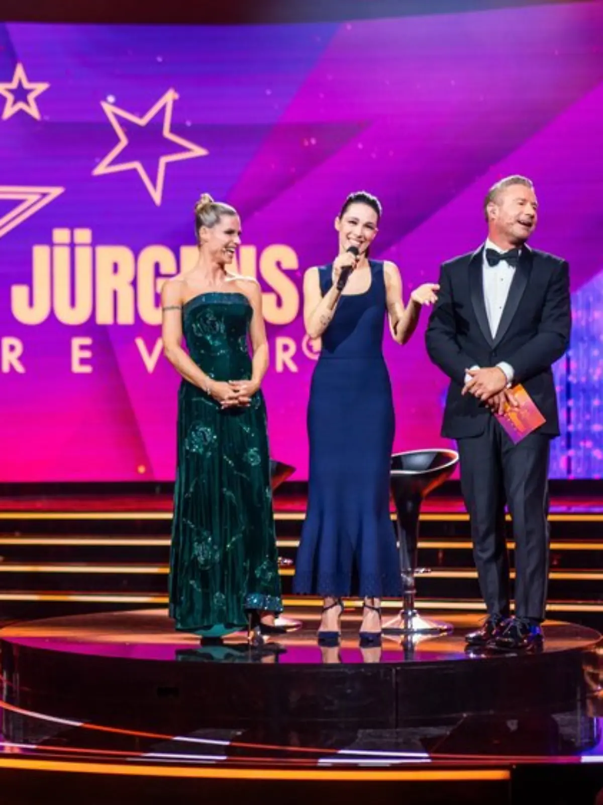 Michelle Hunziker, ihre Tochter Aurora Ramazzotti (r.) und Sänger Sasha in der TV-Show „Udo Jürgens Forever”.