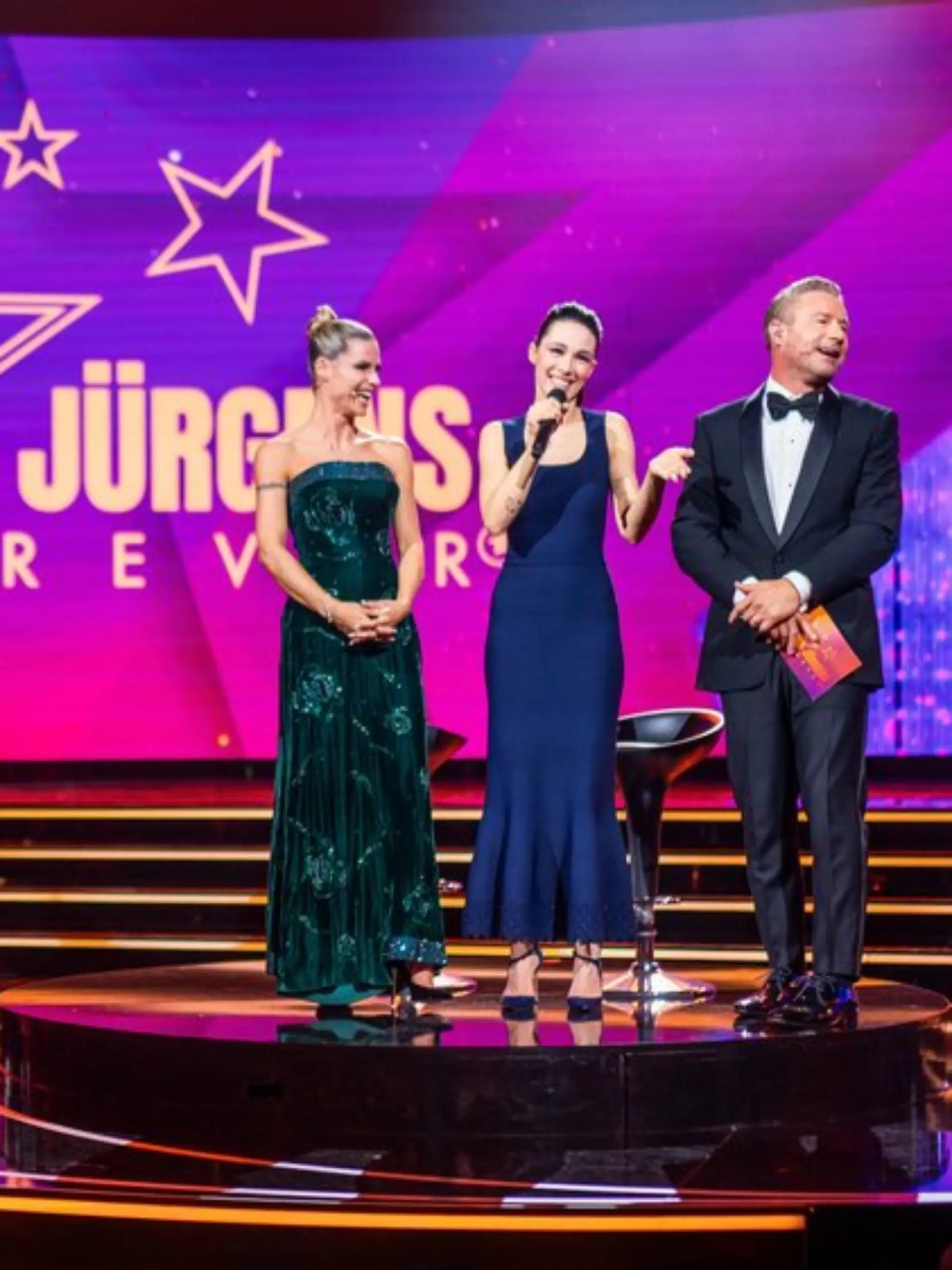 Michelle Hunziker, ihre Tochter Aurora Ramazzotti (r.) und Sänger Sasha in der TV-Show „Udo Jürgens Forever”.