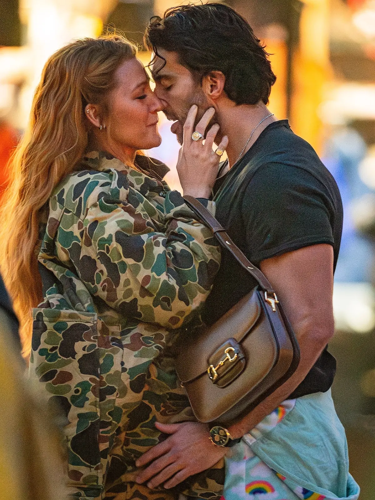 Blake Lively und Justin Baldoni küssen sich bei Dreharbeiten.