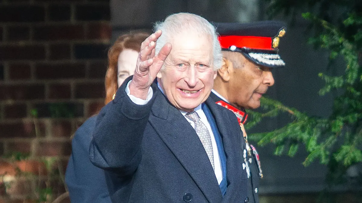 König Charles winkt Untertanen zu.