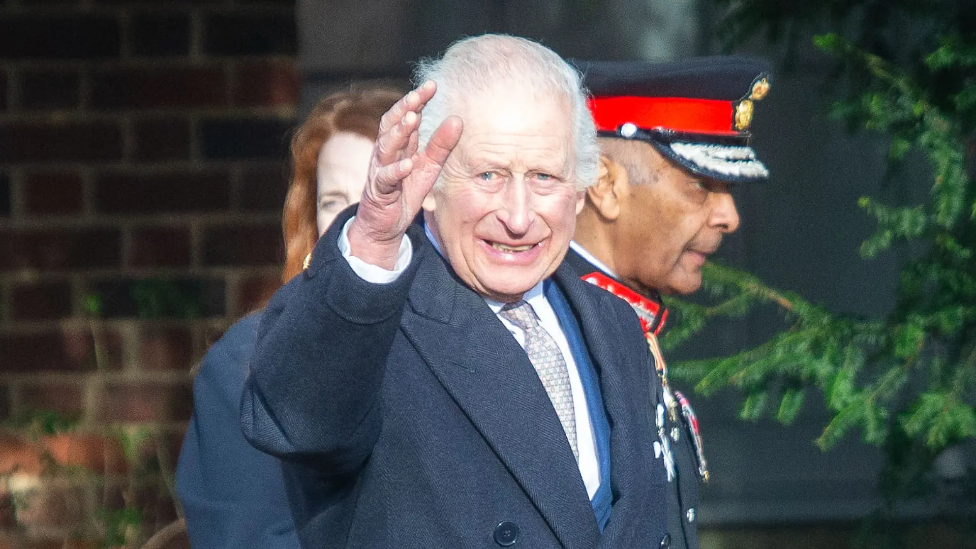 König Charles winkt Untertanen zu.