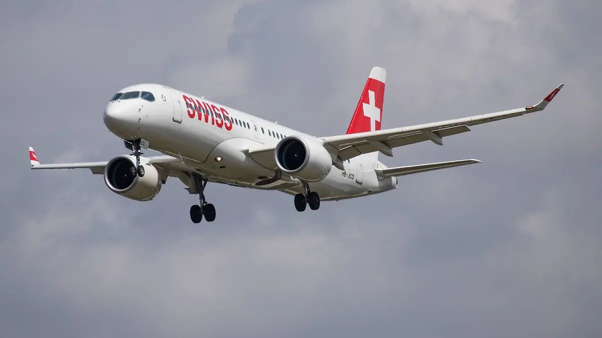 Der Swiss-Airbus A220-300 mit dem Kennzeichen HB-JCD befindet sich im Landeanflug auf den Flughafen von London-Heathrow im Jahr 2019.