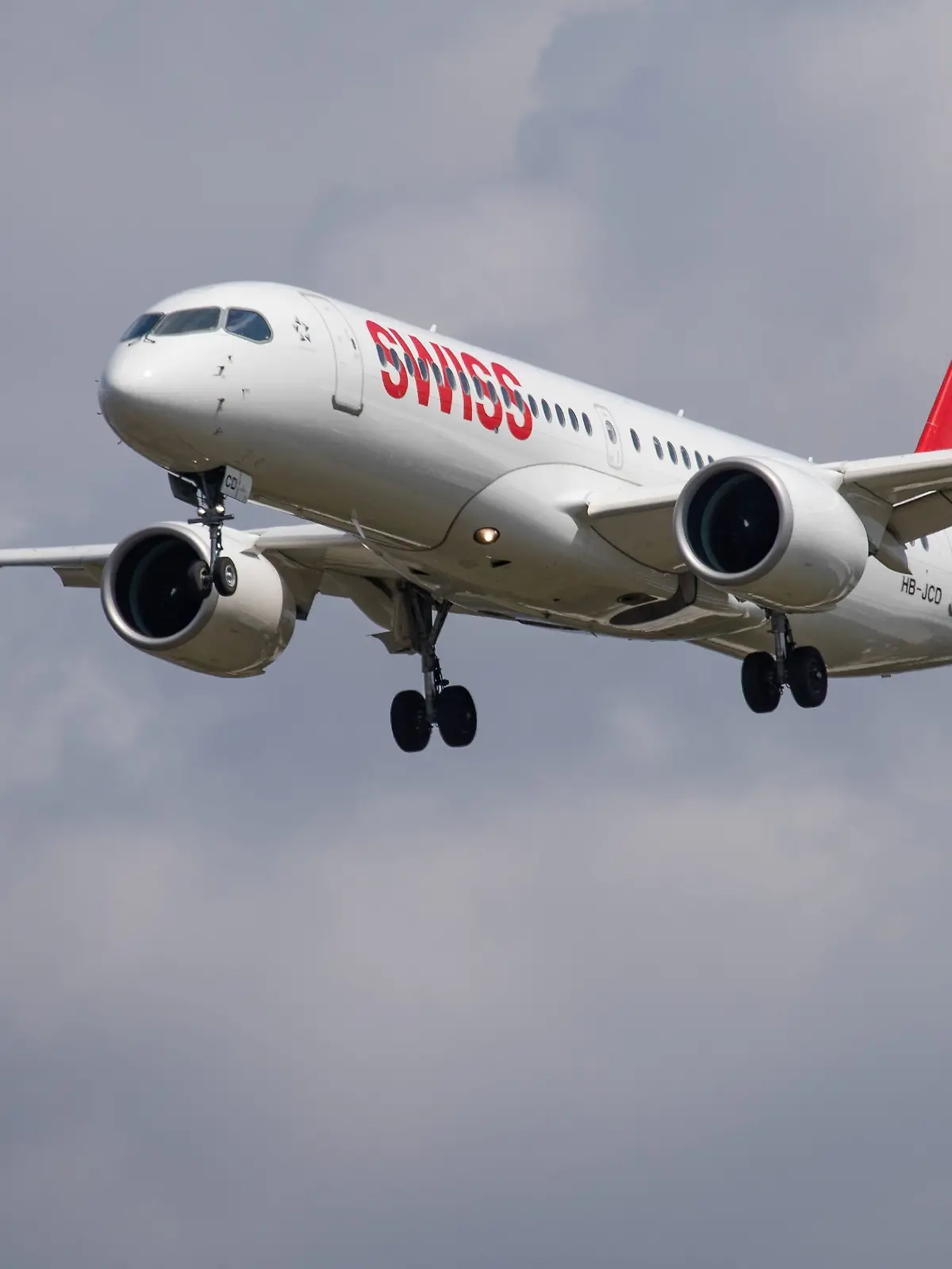 Der Swiss-Airbus A220-300 mit dem Kennzeichen HB-JCD befindet sich im Landeanflug auf den Flughafen von London-Heathrow im Jahr 2019.