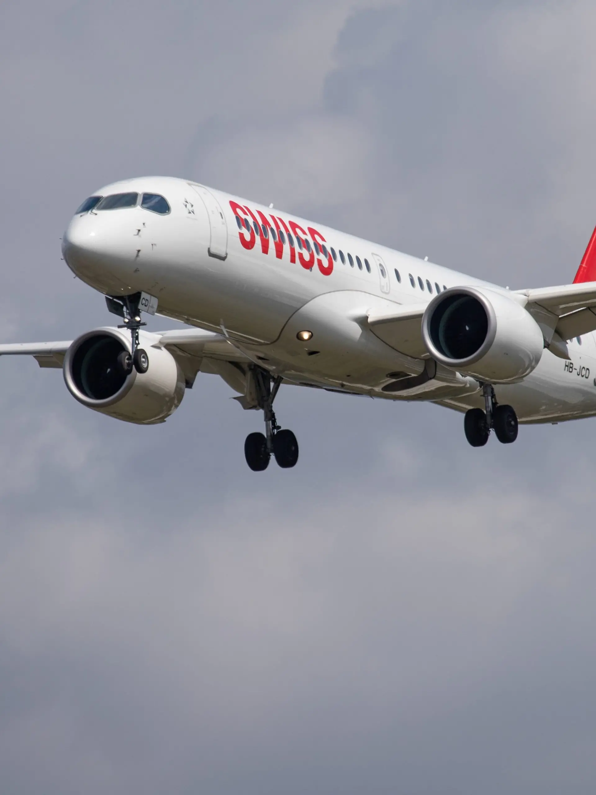 Der Swiss-Airbus A220-300 mit dem Kennzeichen HB-JCD befindet sich im Landeanflug auf den Flughafen von London-Heathrow im Jahr 2019.