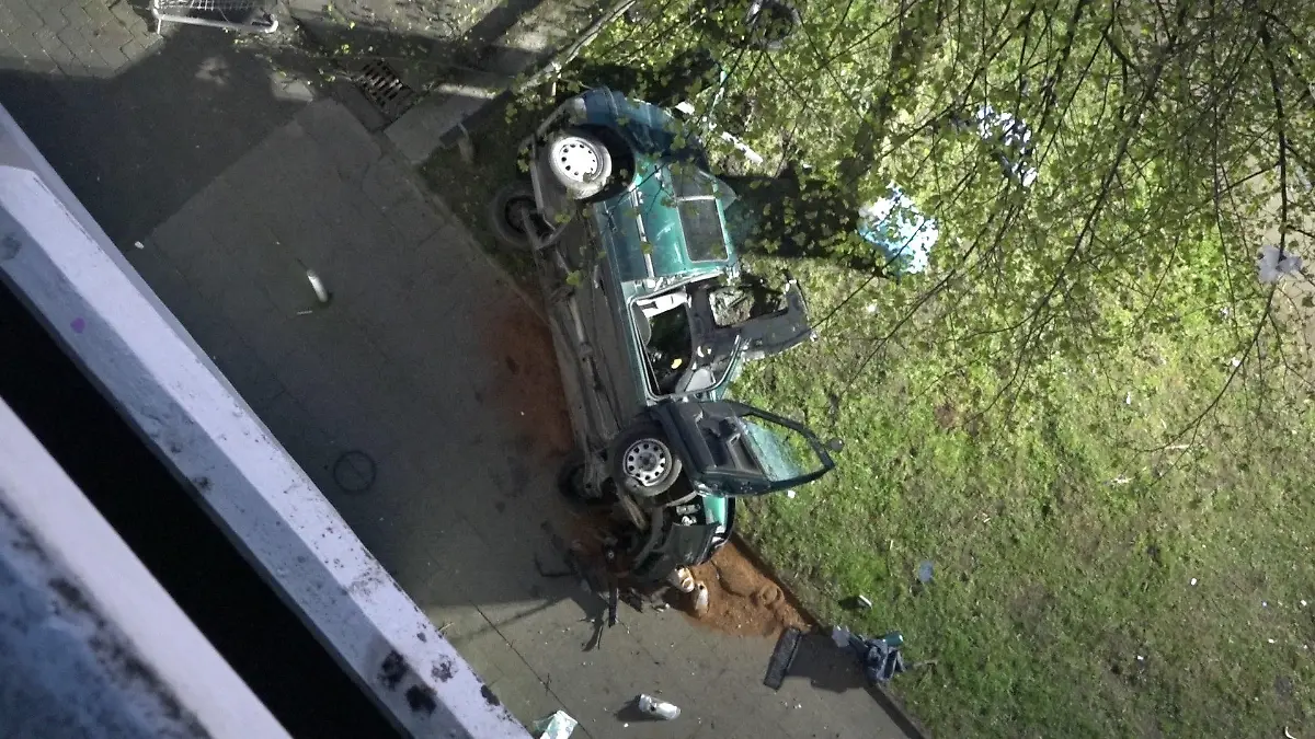 17.04.2022, Nordrhein-Westfalen, Essen: Das Wrack eines Autos liegt neben einem Parkhaus. Zwei junge Männer sind am Ostersonntag in Essen mit einem Auto aus der obersten Etage eines Parkhauses gestürzt und ums Leben gekommen. (zu dpa: «Auto stürzt aus Parkhaus in die Tiefe - zwei junge Männer tot») Foto: Markus Gayk/TNN/dpa +++ dpa-Bildfunk +++