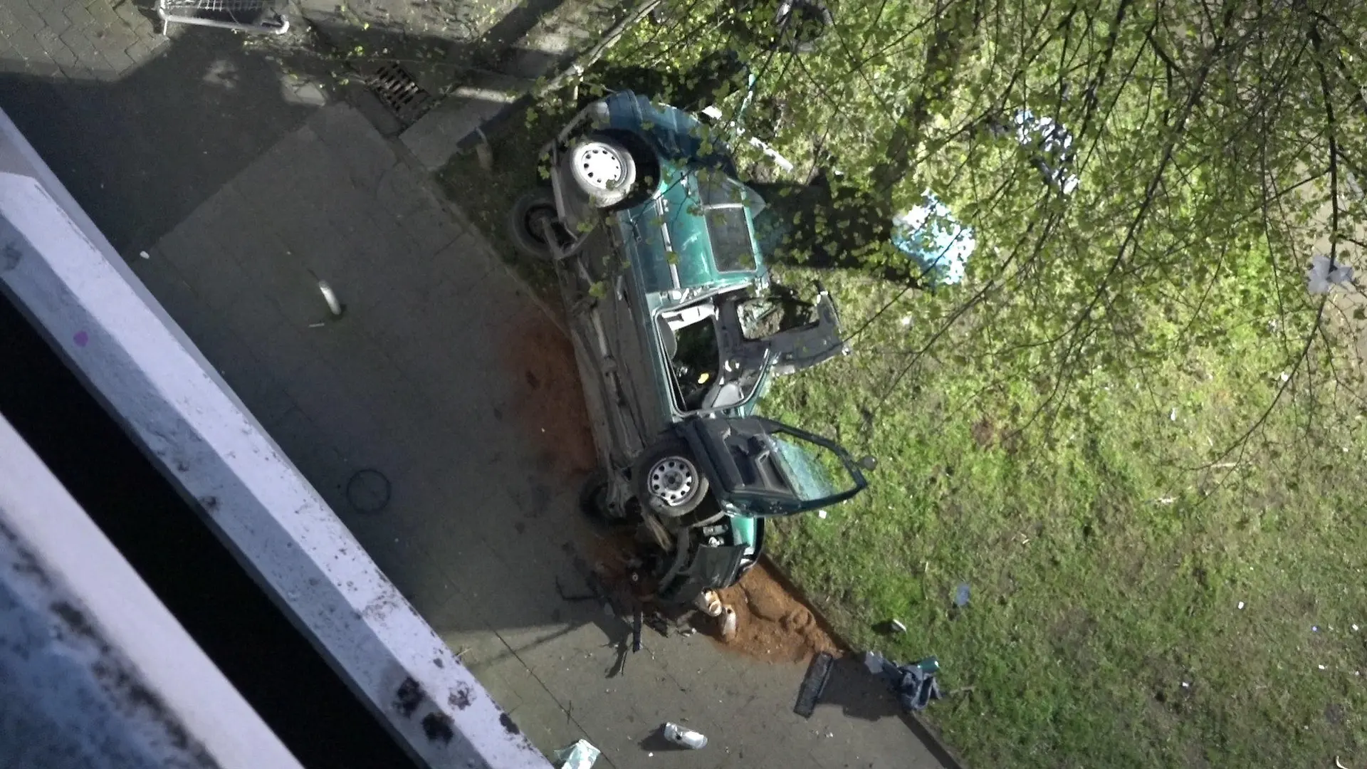 17.04.2022, Nordrhein-Westfalen, Essen: Das Wrack eines Autos liegt neben einem Parkhaus. Zwei junge Männer sind am Ostersonntag in Essen mit einem Auto aus der obersten Etage eines Parkhauses gestürzt und ums Leben gekommen. (zu dpa: «Auto stürzt aus Parkhaus in die Tiefe - zwei junge Männer tot») Foto: Markus Gayk/TNN/dpa +++ dpa-Bildfunk +++