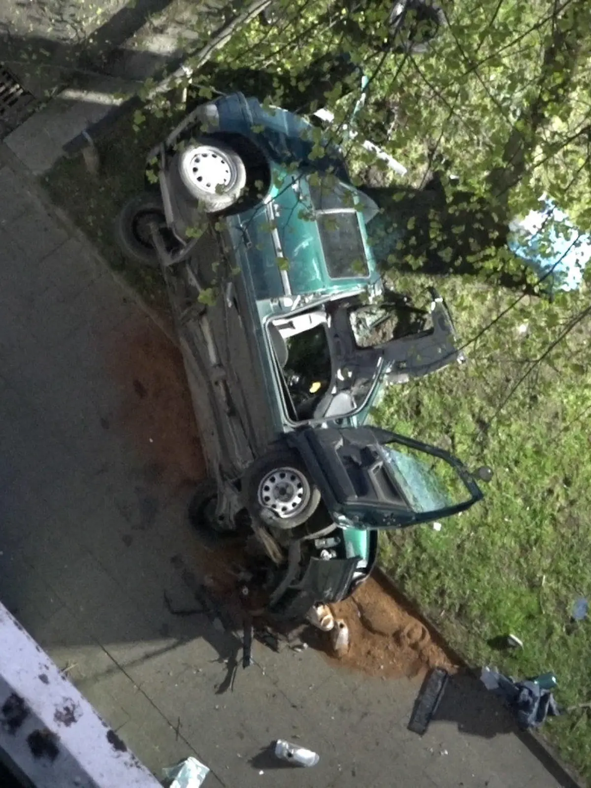 17.04.2022, Nordrhein-Westfalen, Essen: Das Wrack eines Autos liegt neben einem Parkhaus. Zwei junge Männer sind am Ostersonntag in Essen mit einem Auto aus der obersten Etage eines Parkhauses gestürzt und ums Leben gekommen. (zu dpa: «Auto stürzt aus Parkhaus in die Tiefe - zwei junge Männer tot») Foto: Markus Gayk/TNN/dpa +++ dpa-Bildfunk +++