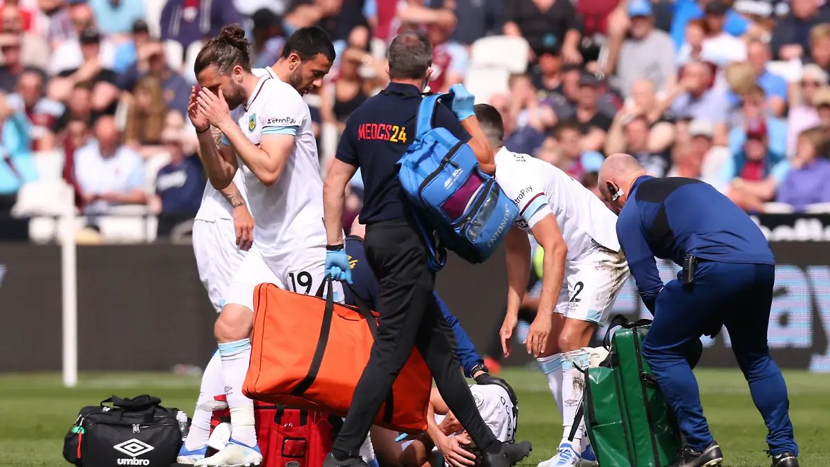 17th April 2022, London Stadium, London, England Premier League football West Ham versus Burnley A dismayed Jay Rodriguez as Ashley Westwood is down injured and attended to by the medical teams of both clubs PUBLICATIONxNOTxINxUK ActionPlus12380346 ShaunxBrooks