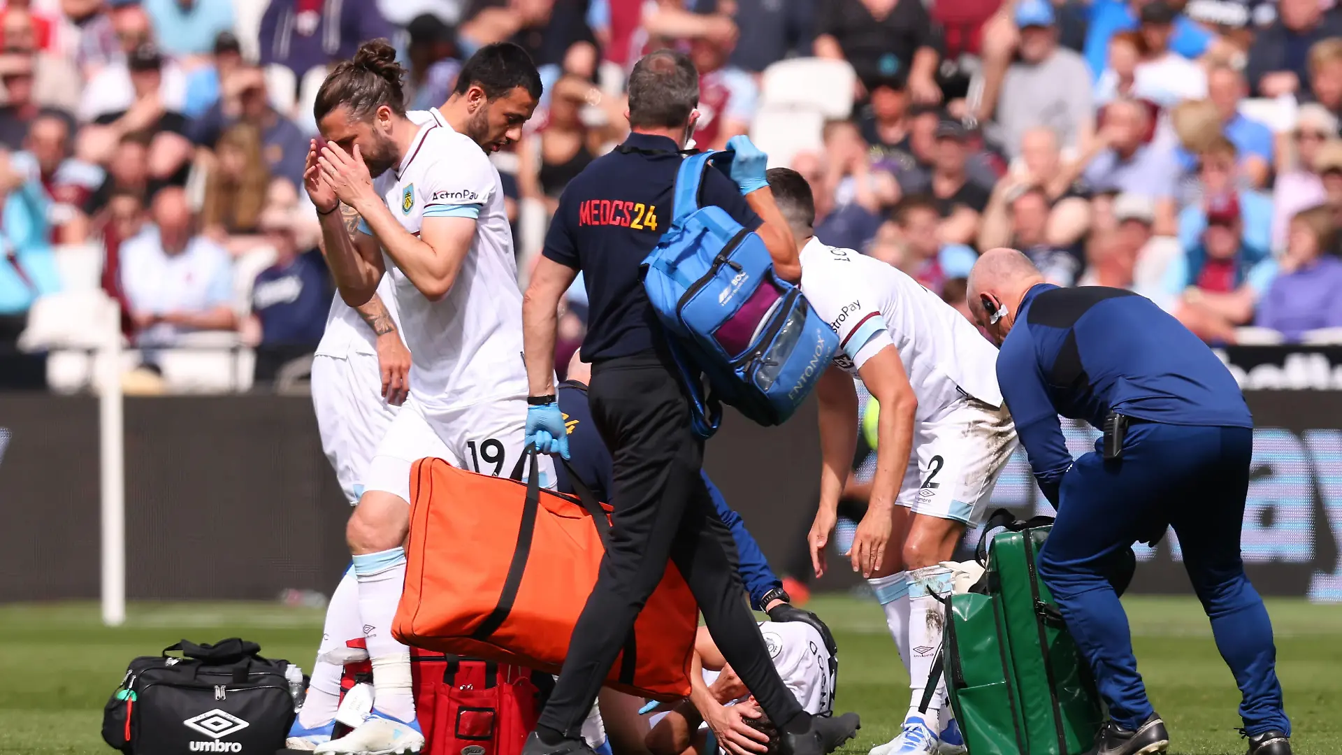  17th April 2022, London Stadium, London, England Premier League football West Ham versus Burnley A dismayed Jay Rodriguez as Ashley Westwood is down injured and attended to by the medical teams of both clubs PUBLICATIONxNOTxINxUK ActionPlus12380346 ShaunxBrooks