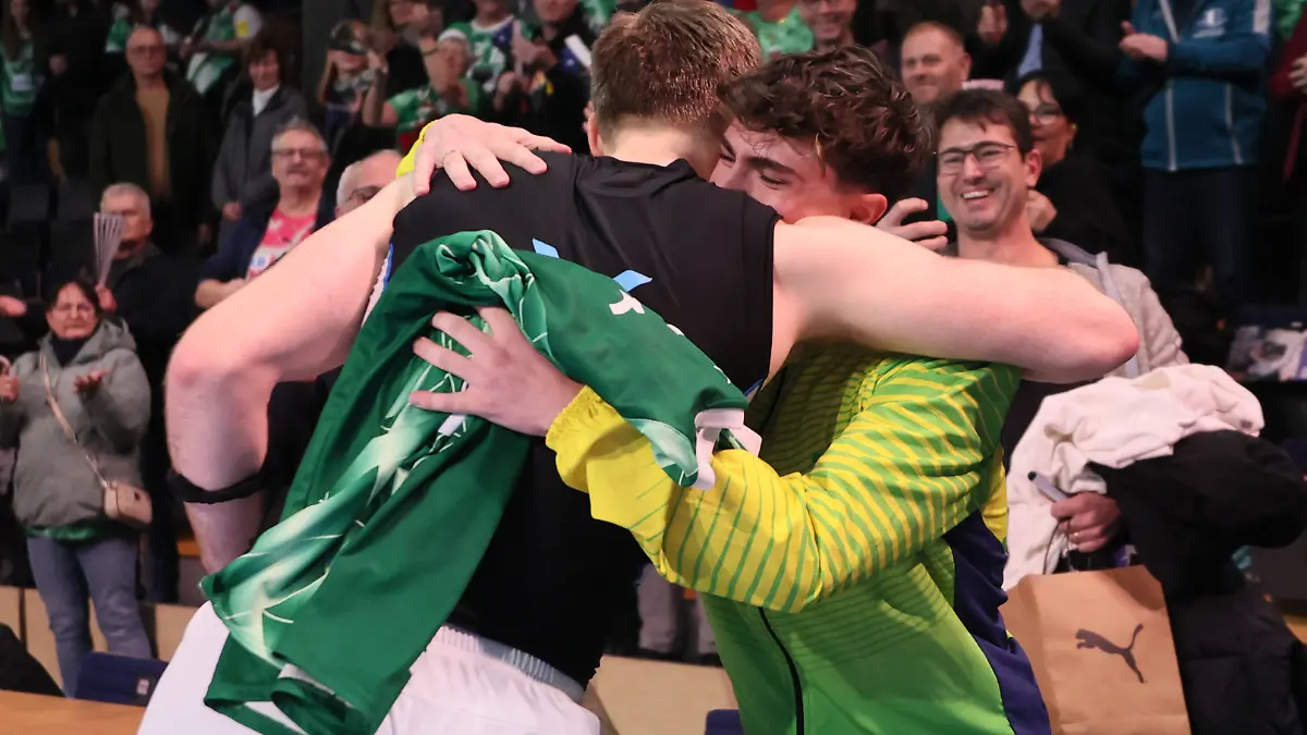 Mathias Gidsel umarmt Fan Vitor