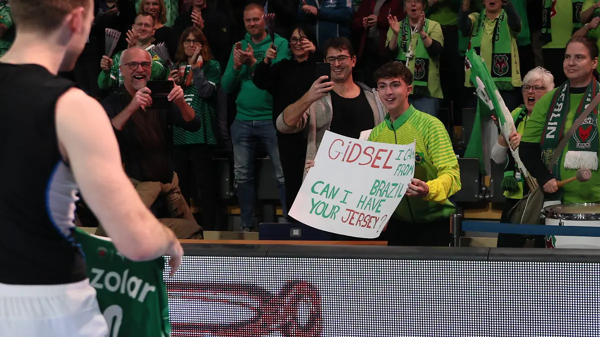 Vitors Traum wird wahr: Handball-Star Mathias Gidsel schenkt ihm sein Trikot