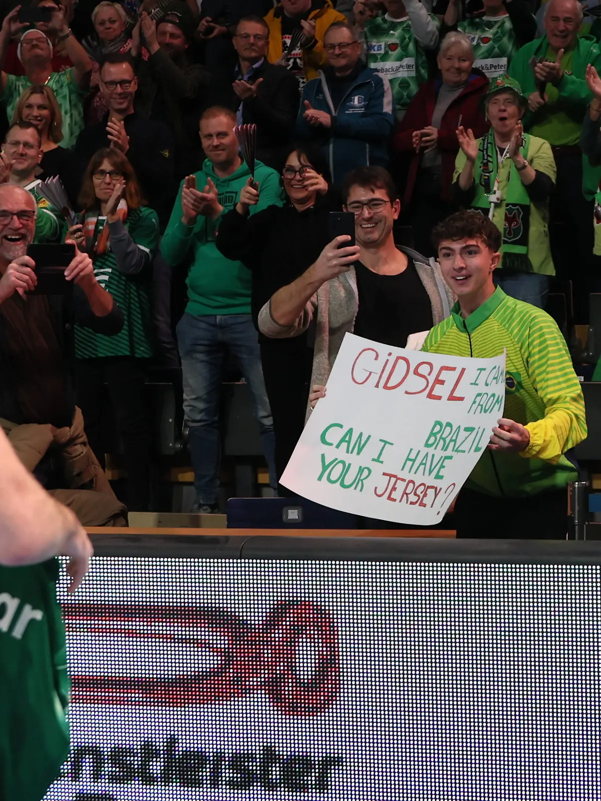Vitors Traum wird wahr: Handball-Star Mathias Gidsel schenkt ihm sein Trikot