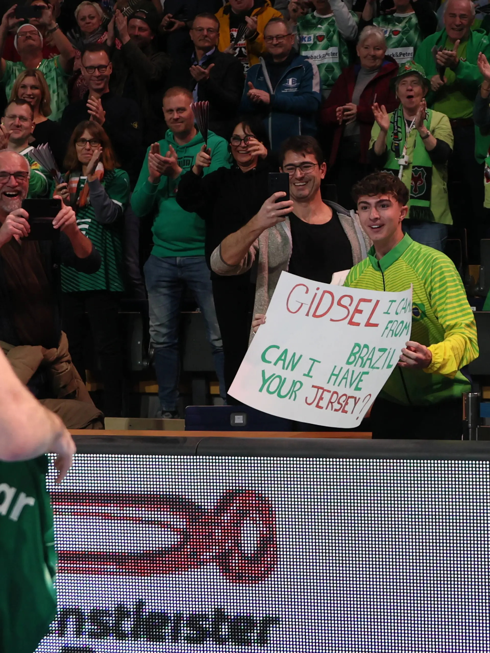 Vitors Traum wird wahr: Handball-Star Mathias Gidsel schenkt ihm sein Trikot