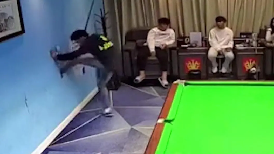 China: Schlechter Verlierer! Billard-Spieler schlägt Loch in Wand