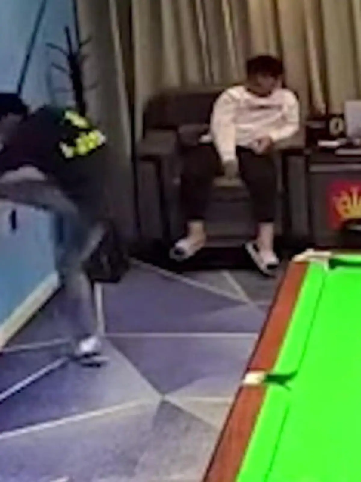 Bild zu: "Schlechter Verlierer! Billard-Spieler zerlegt Wand – vor Wut"