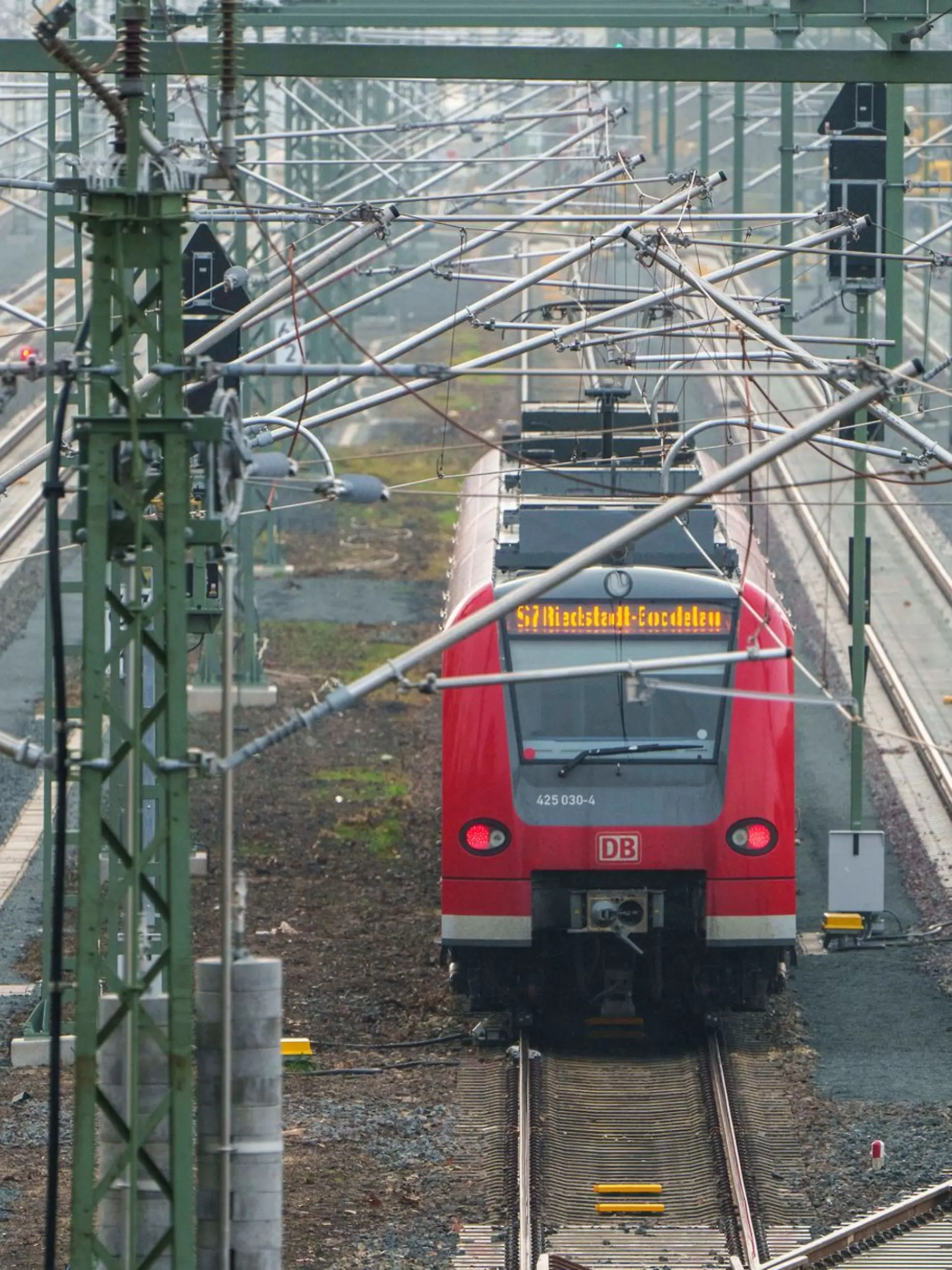 Bild zu: "Frau stößt 25-Jährige vor Bahn – Rettung in letzter Sekunde! "