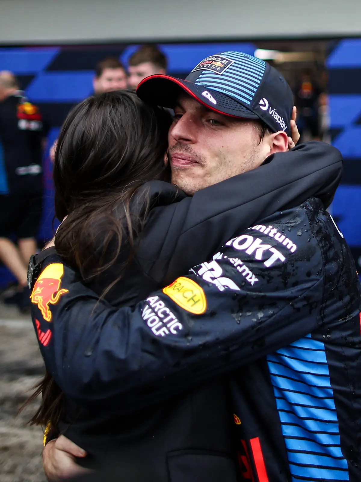 Max Verstappen umarmt seine Lebensgefährtin Kelly Piquet