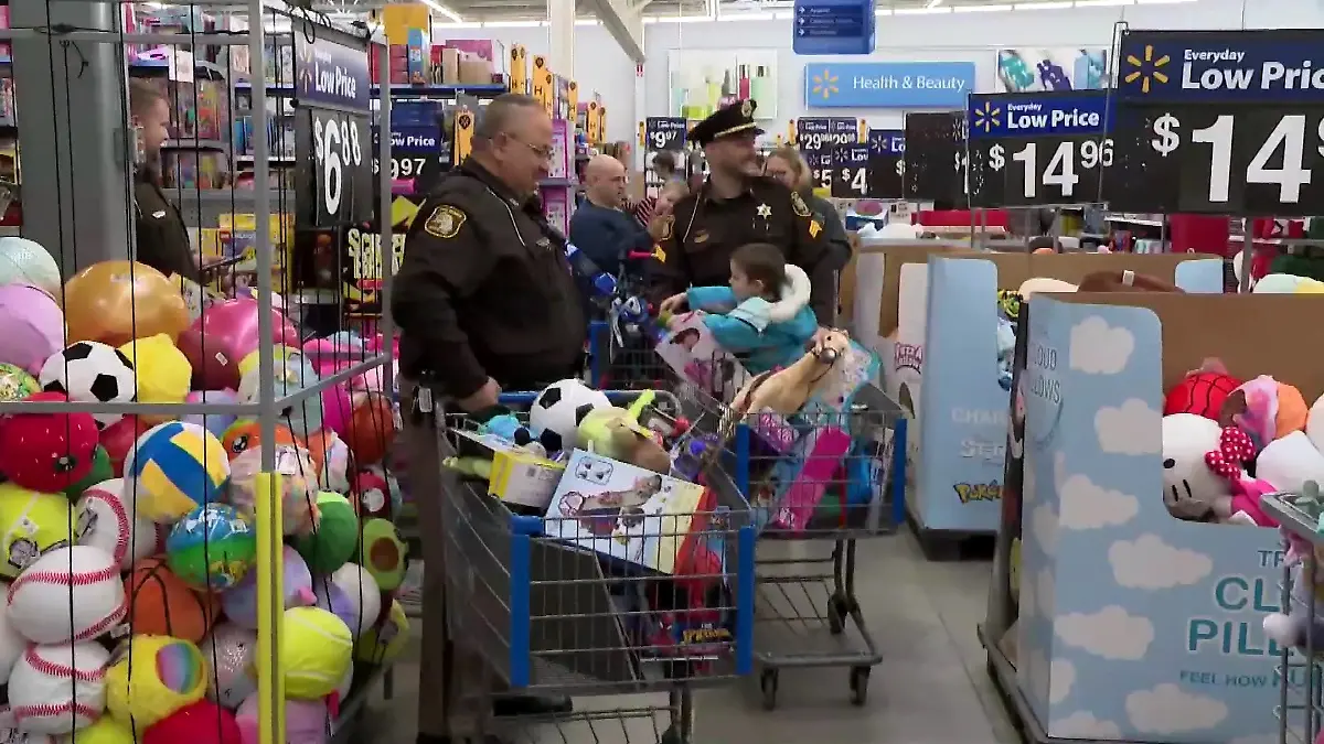 Familie Lucas mit den Polizisten beim Weihnachts-Shopping