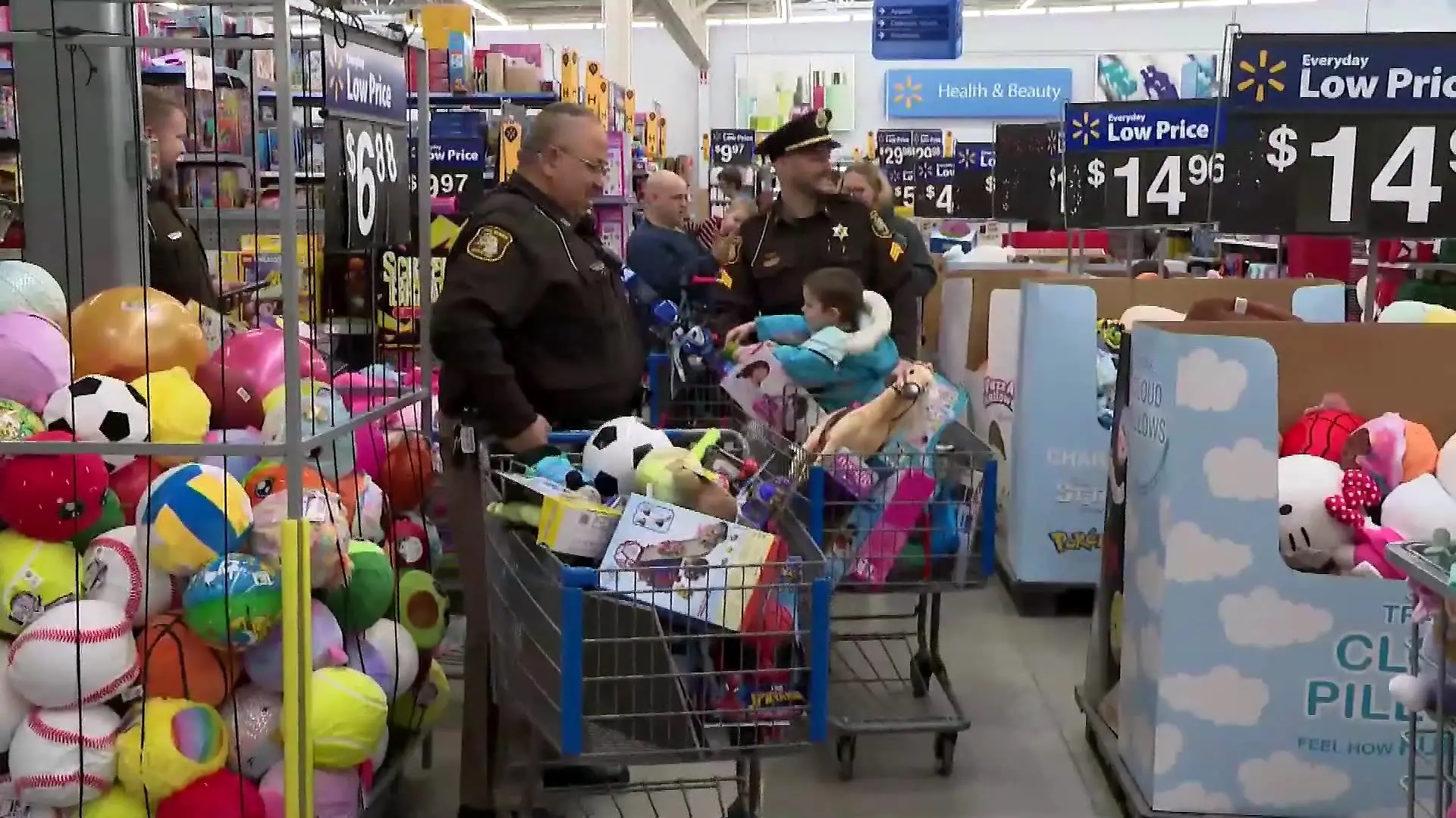 Familie Lucas mit den Polizisten beim Weihnachts-Shopping