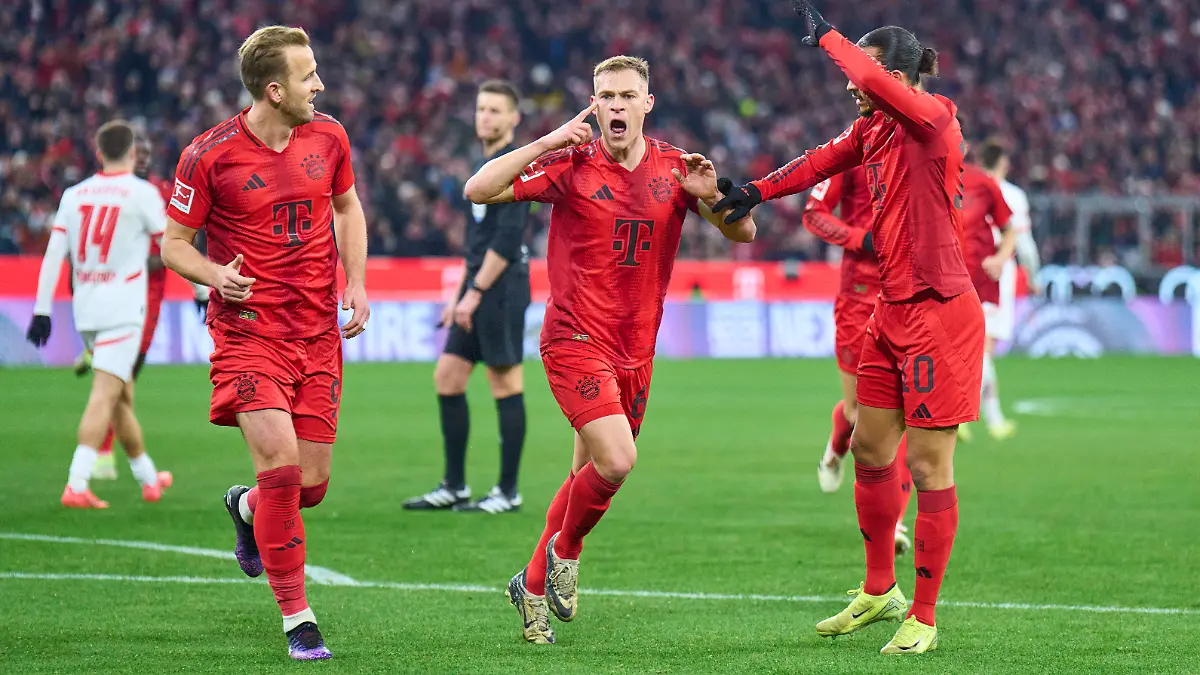 Joshua Kimmich feiert sein Sensations-Tor gegen Leipzig mit Bayern-Kollegen Harry Kane und Leroy Sané