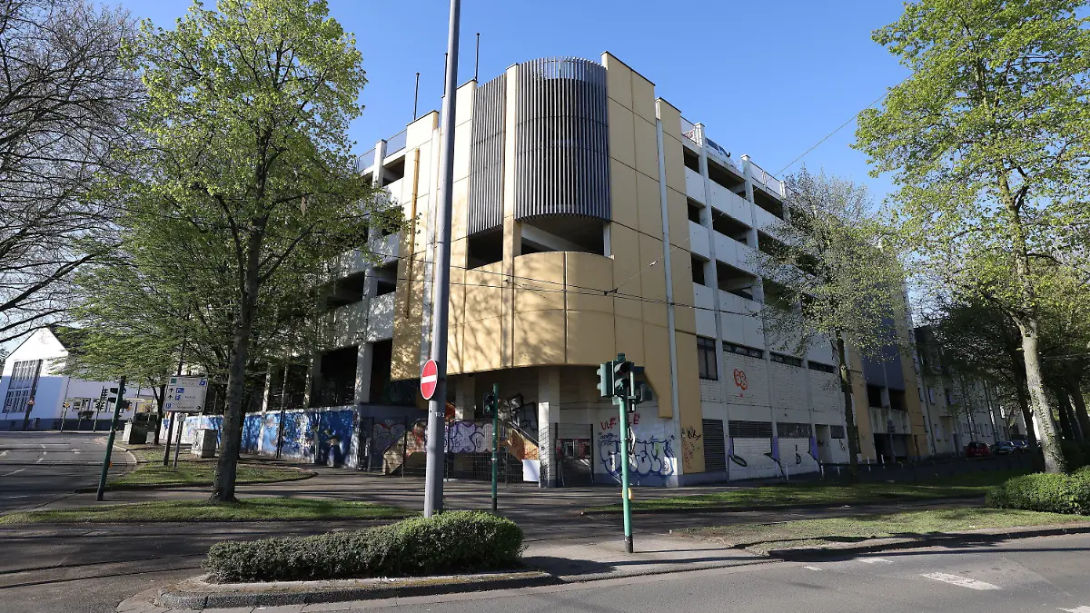 18.04.2022, Nordrhein-Westfalen, Essen: Blick auf das Parkhaus, von dem zwei junge Männer mit einem Auto vom obersten Deck gestürzt sind. Die beiden Männer sind dabei ums Leben gekommen. Foto: David Young/dpa +++ dpa-Bildfunk +++