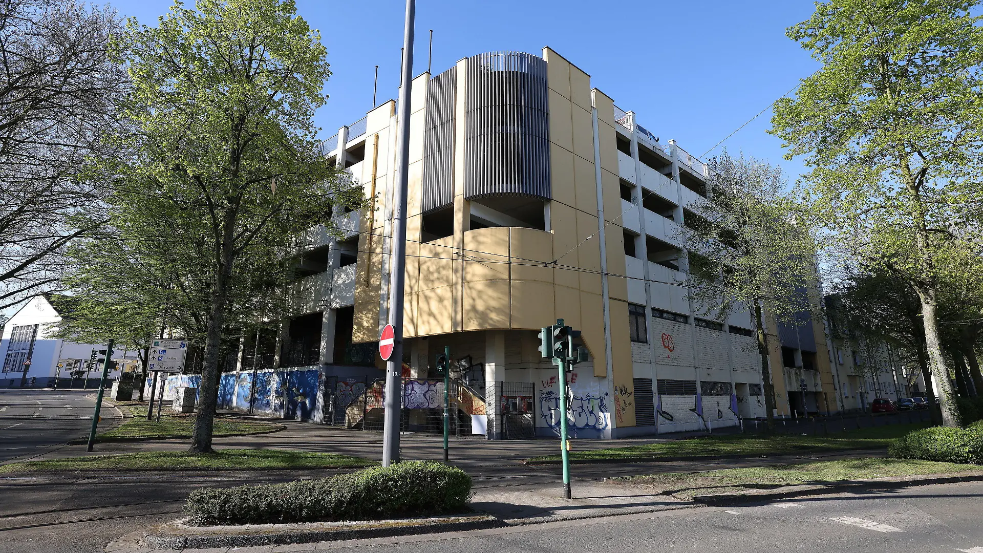 18.04.2022, Nordrhein-Westfalen, Essen: Blick auf das Parkhaus, von dem zwei junge Männer mit einem Auto vom obersten Deck gestürzt sind. Die beiden Männer sind dabei ums Leben gekommen. Foto: David Young/dpa +++ dpa-Bildfunk +++