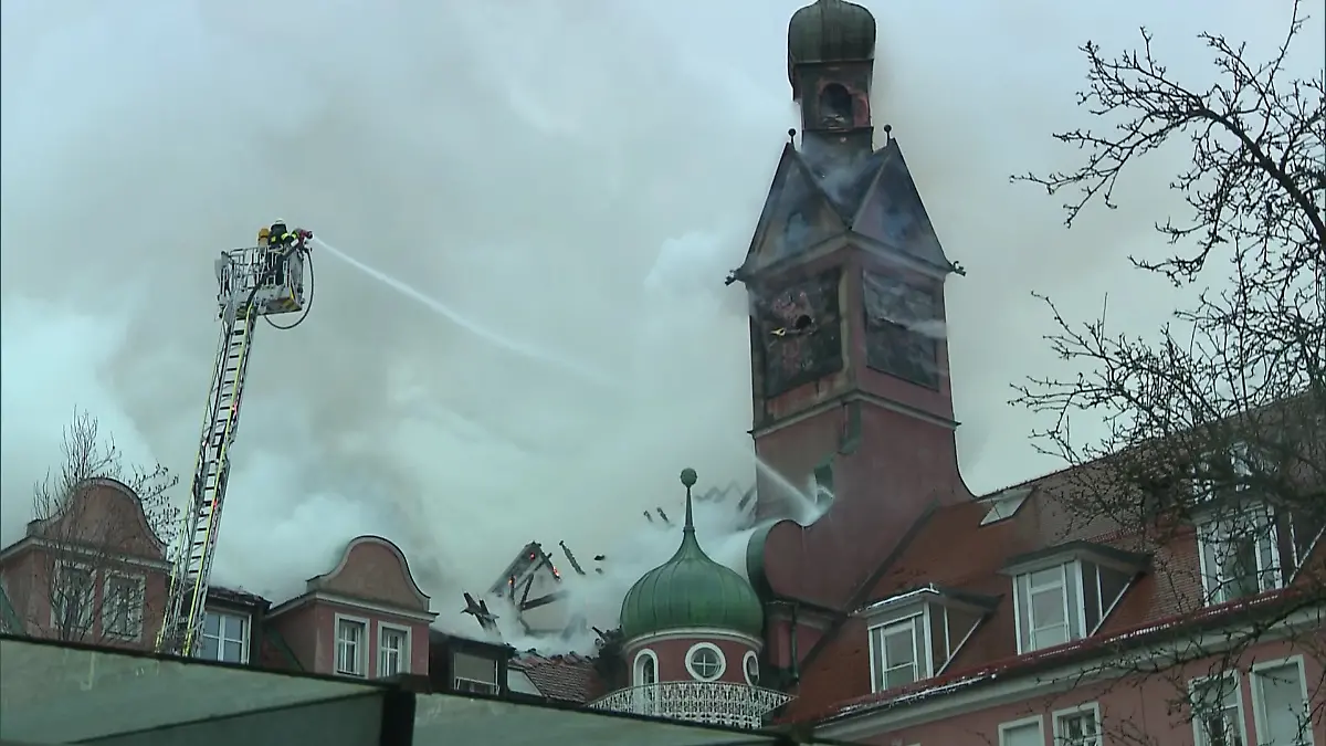 Ein Altenheim in der Münchener Innenstadt steht am Heiligabend in Flammen.