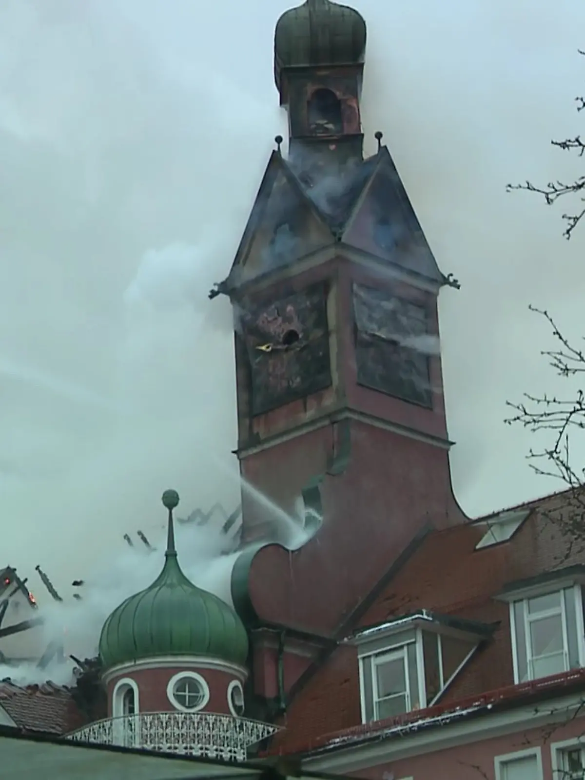 Ein Altenheim in der Münchener Innenstadt steht am Heiligabend in Flammen.