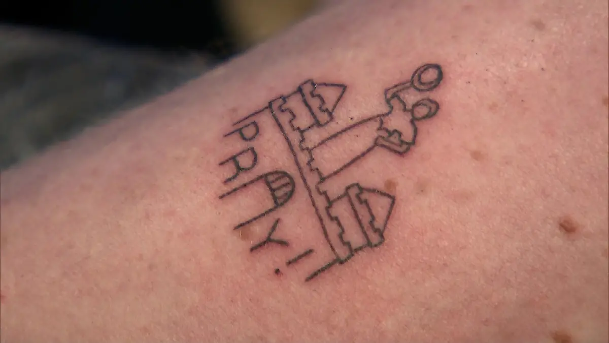Das Tattoo als Andenken an die schreckliche Tat auf dem Magdeburger Weihnachtsmarkt zeigt die Stadtmauer.