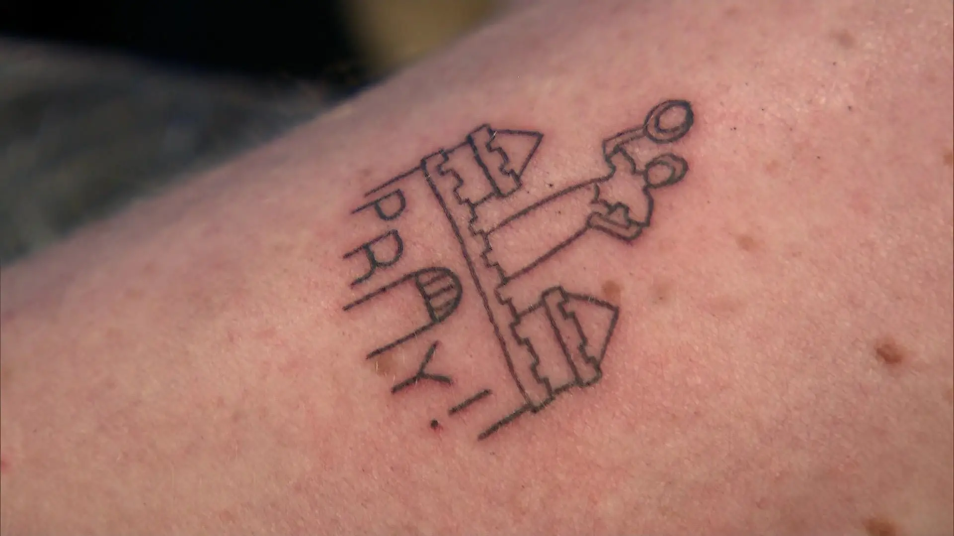 Das Tattoo als Andenken an die schreckliche Tat auf dem Magdeburger Weihnachtsmarkt zeigt die Stadtmauer.