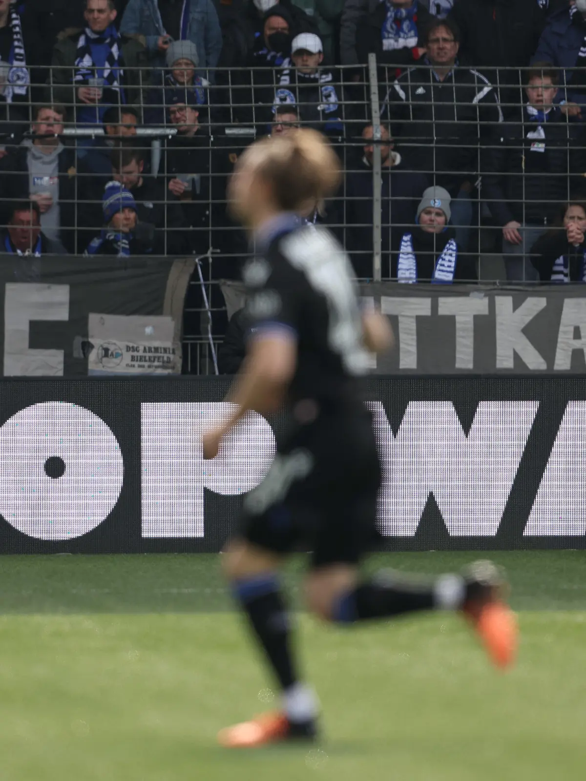02.04.2022, Nordrhein-Westfalen, Bielefeld: Fußball: Bundesliga, Arminia Bielefeld - VfB Stuttgart, 28. Spieltag in der Schüco-Arena. "Stop War" steht auf einer Werbebande. Foto: Friso Gentsch/dpa - WICHTIGER HINWEIS: Gemäß den Vorgaben der DFL Deutsche Fußball Liga bzw. des DFB Deutscher Fußball-Bund ist es untersagt, in dem Stadion und/oder vom Spiel angefertigte Fotoaufnahmen in Form von Sequenzbildern und/oder videoähnlichen Fotostrecken zu verwerten bzw. verwerten zu lassen. +++ dpa-Bildfunk +++