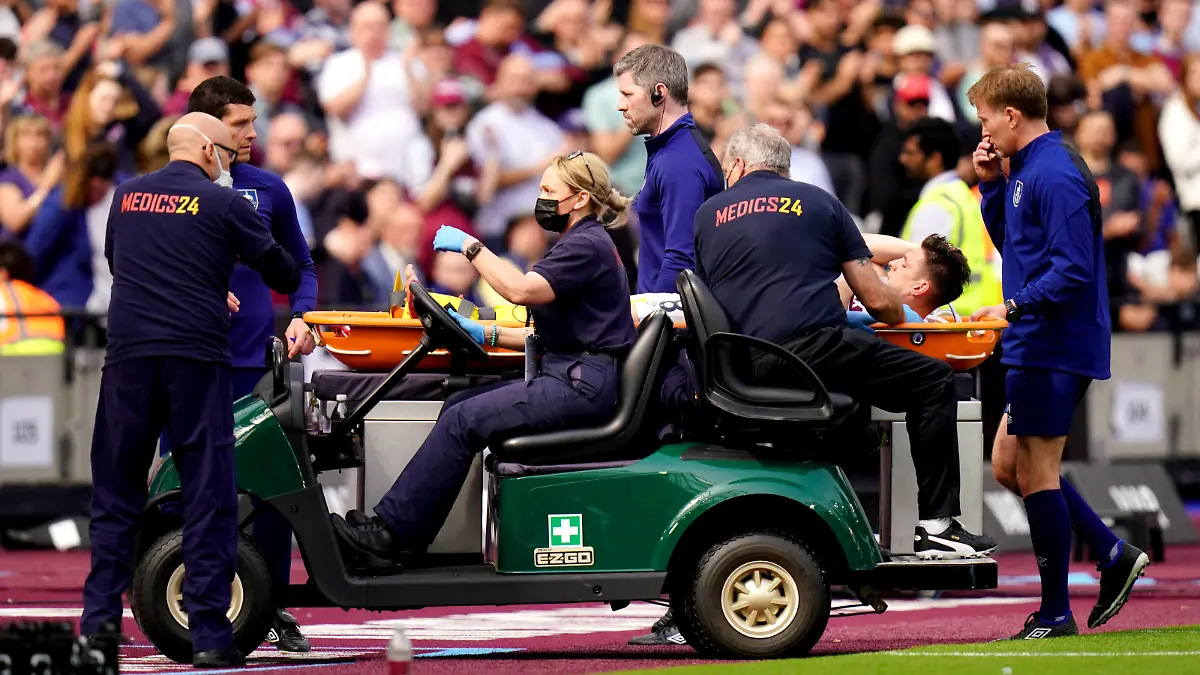 Sport Bilder des Tages West Ham United v Burnley - Premier League - London Stadium Burnley s Ashley Westwood leaves the pitch on a stretcher after being injured during the Premier League match at the London Stadium. Picture date: Sunday April 17, 2022. EDITORIAL USE ONLY No use with unauthorised audio, video, data, fixture lists, club/league logos or live services. Online in-match use limited to 120 images, no video emulation. No use in betting, games or single club/league/player publications. PUBLICATIONxNOTxINxUKxIRL Copyright: xAdamxDavyx 66432358