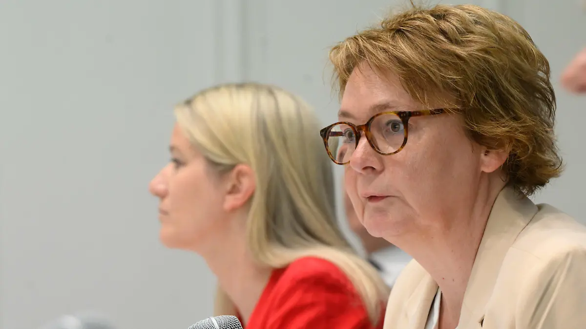 26.06.2023, Niedersachsen, Hannover: Daniela Behrens (r), Innenministerin Niedersachsen, und Kathrin Wahlmann (beide SPD), Justizministerin Niedersachsen, sprechen bei einer Pressekonferenz im niedersächsischen Innenministerium. In Niedersachsen sind erneut mehr Straftaten der Clankriminalität zugeordnet worden. Im vergangenen Jahr waren es 3986 Straftaten, 2021 waren es noch 2841, wie aus dem am Montag vom Innenministerium und Justizministerium vorgelegten Lagebild Clankriminalität hervorgeht. Foto: Julian Stratenschulte/dpa +++ dpa-Bildfunk +++