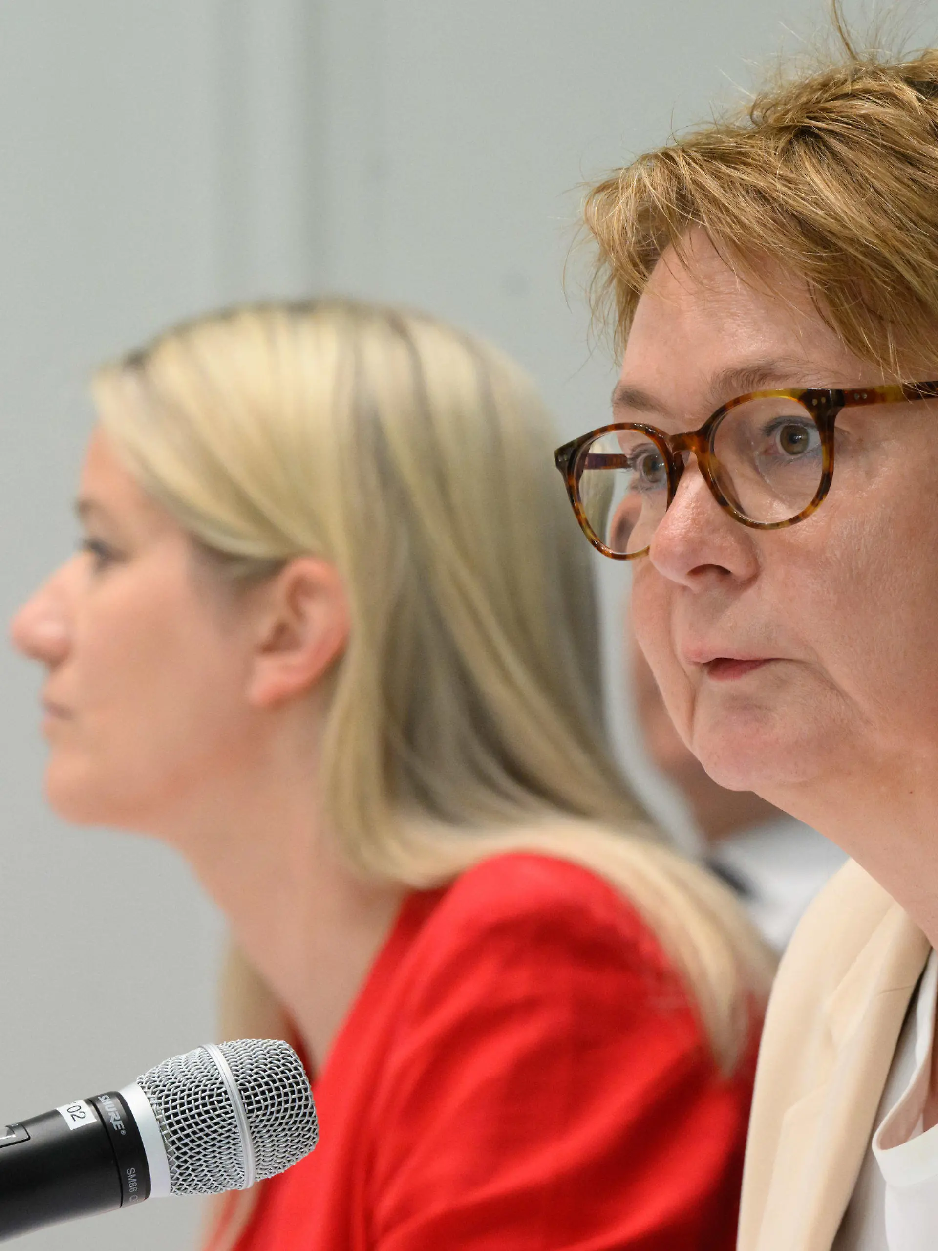26.06.2023, Niedersachsen, Hannover: Daniela Behrens (r), Innenministerin Niedersachsen, und Kathrin Wahlmann (beide SPD), Justizministerin Niedersachsen, sprechen bei einer Pressekonferenz im niedersächsischen Innenministerium. In Niedersachsen sind erneut mehr Straftaten der Clankriminalität zugeordnet worden. Im vergangenen Jahr waren es 3986 Straftaten, 2021 waren es noch 2841, wie aus dem am Montag vom Innenministerium und Justizministerium vorgelegten Lagebild Clankriminalität hervorgeht. Foto: Julian Stratenschulte/dpa +++ dpa-Bildfunk +++