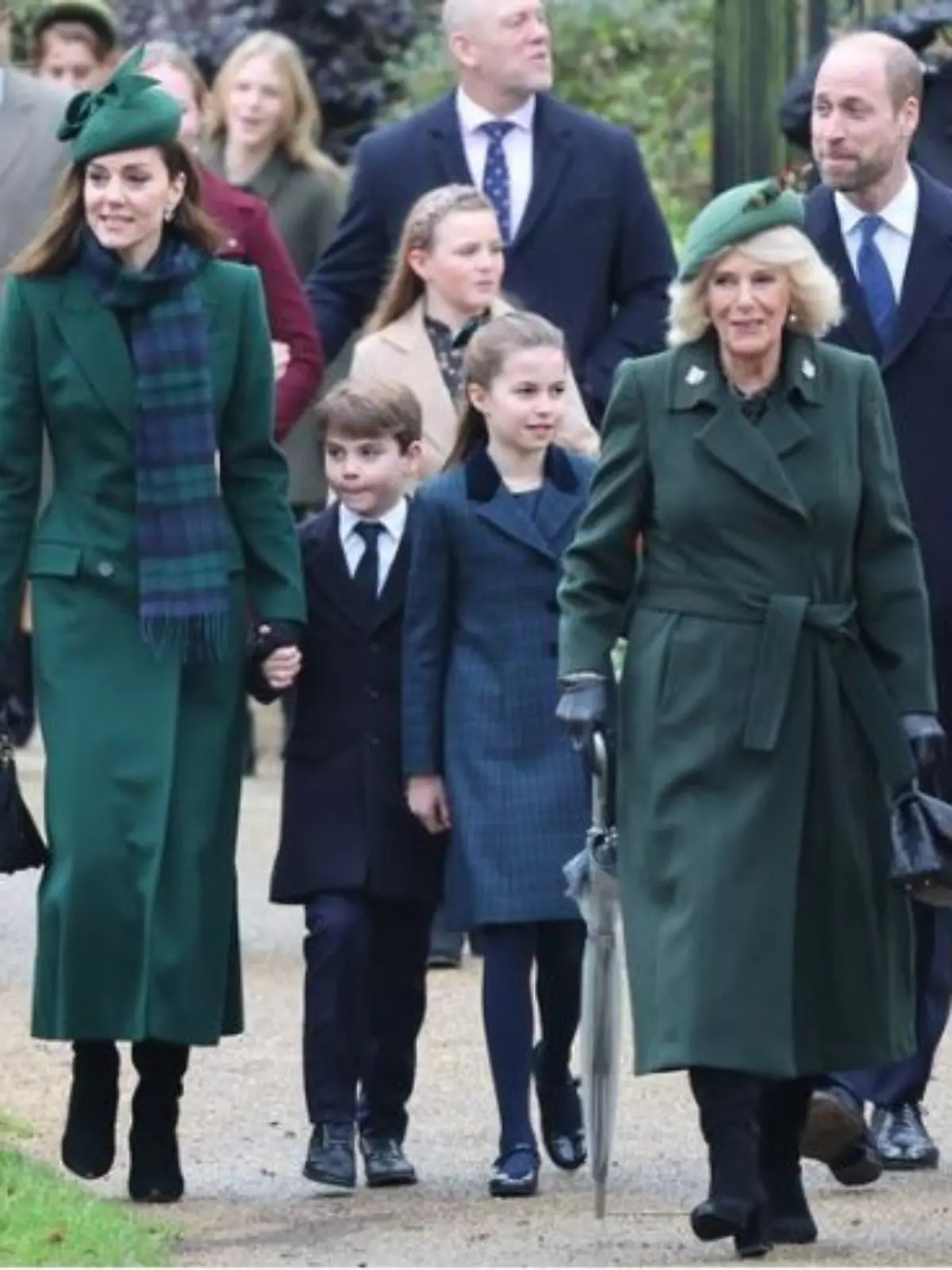 Hinter König Charles III. und Königin Camilla liefen Prinzessin Kate und Prinz William mit ihren drei Kindern.