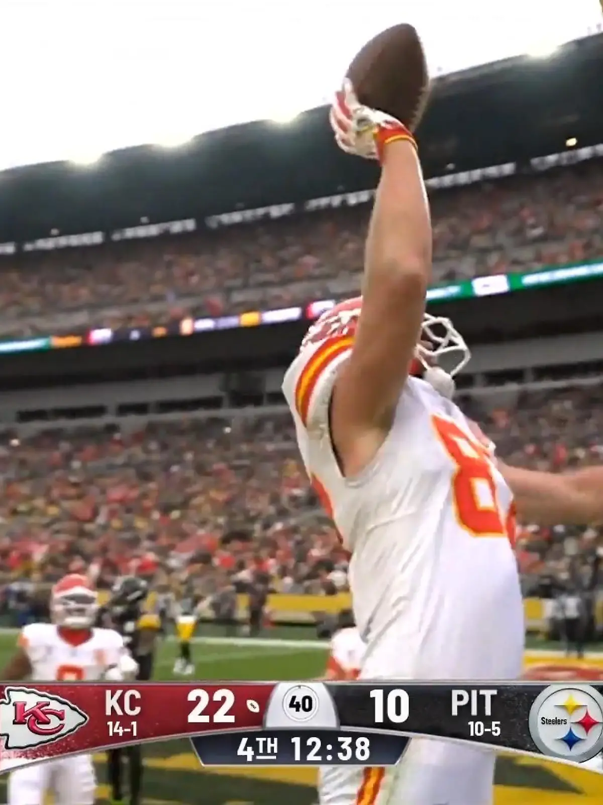 Bild zu: "Chiefs sichern sich den Top Seed - Kelce schreibt Geschichte"