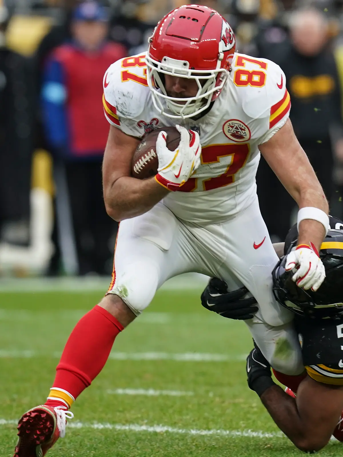 Travis Kelce schreibt an Weihnachten gleich zweimal Geschichte.