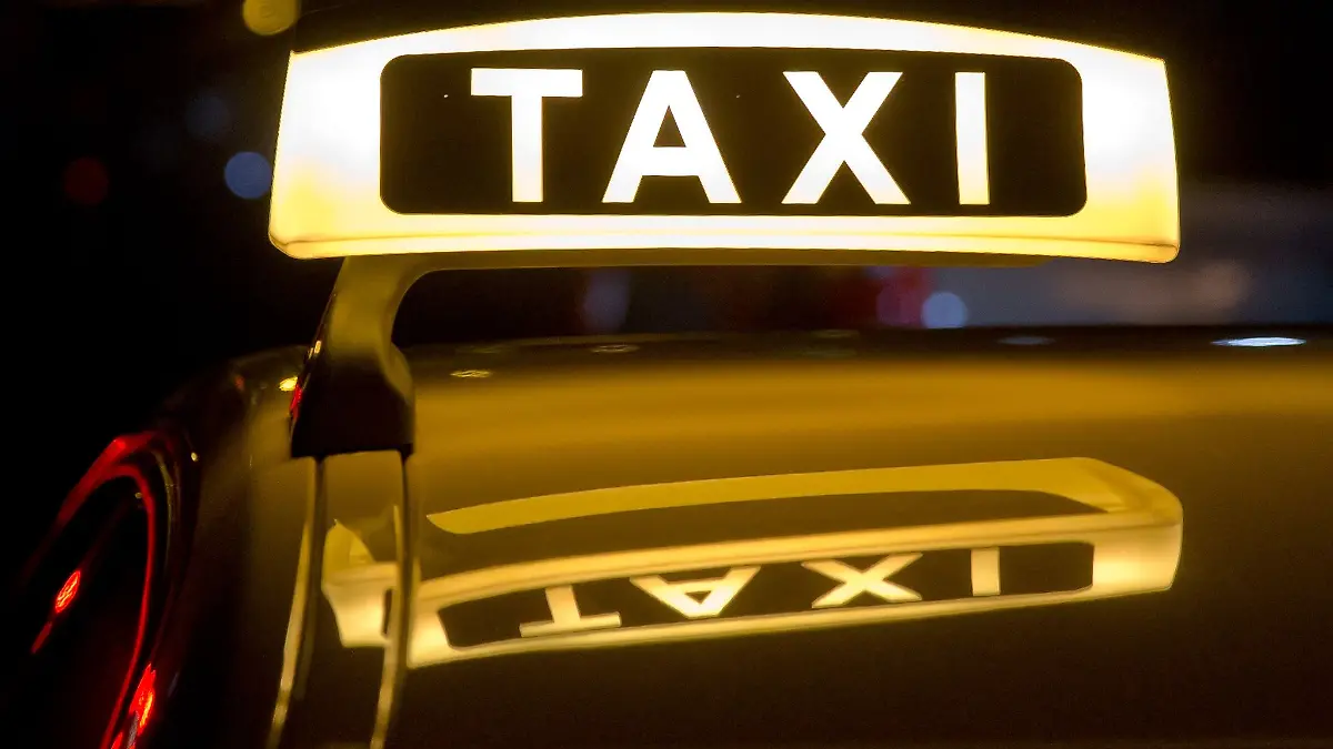 Mit dem Taxi entfernt sich der Mann von der Unfallstelle (Symbolbild).