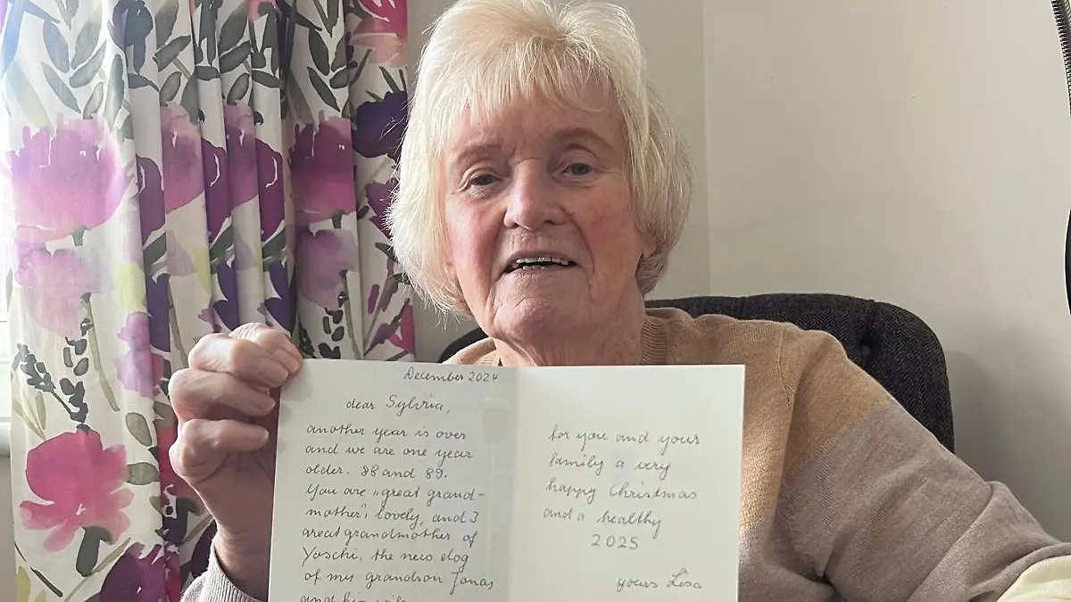 Die Britin Sylvia Perkins und ihre deutsche Brieffreundin schicken sich seit mehr als 70 Jahren jedes Jahr eine Weihnachtskarte.